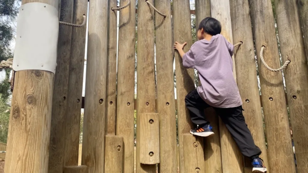清水公園フィールドアスレチックで壁を登るコース