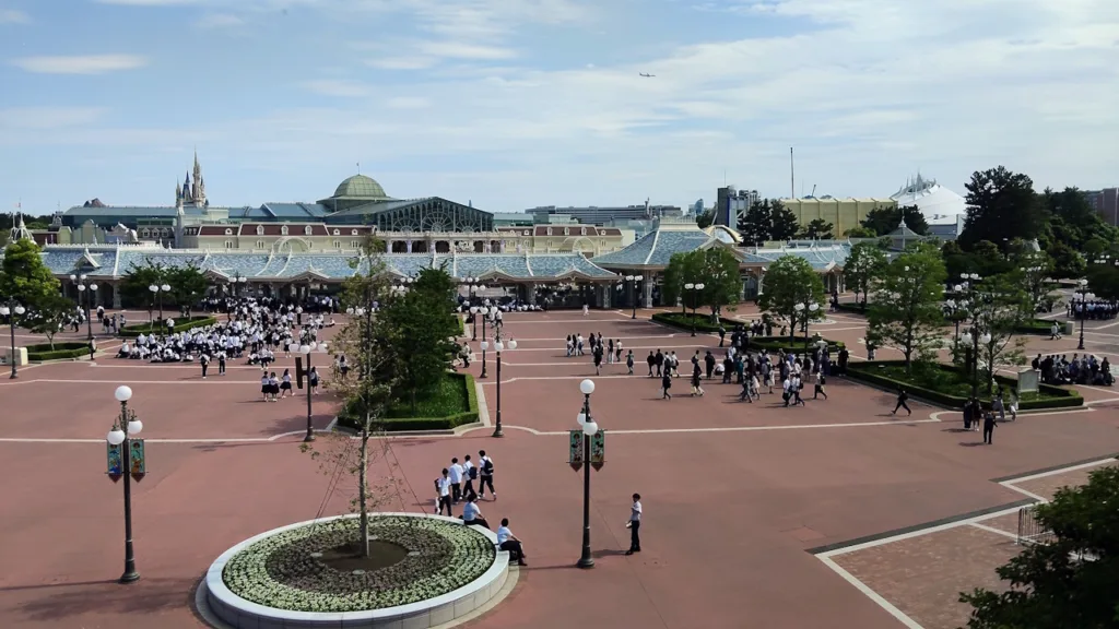 ディズニーリゾートラインから見たディズニーランド入園口