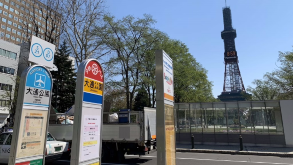 大通公園バス停とさっぽろテレビ塔