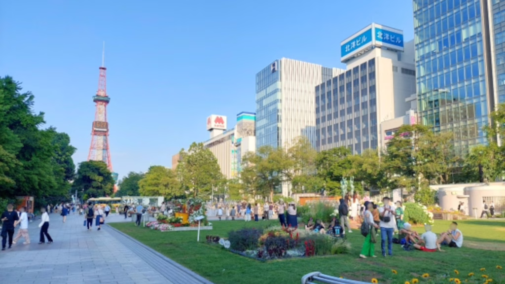 多くの人々がいる大通公園とさっぽろテレビ塔