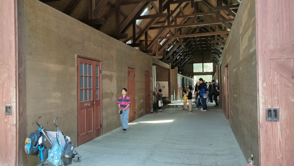 ノーザンホースパークのきゅう舎1の内部