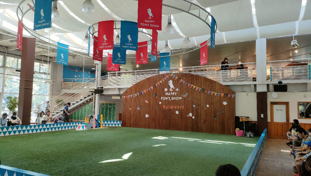 ノーザンホースパークのハッピー・ポニーショーにある無料で見られる屋内ステージ