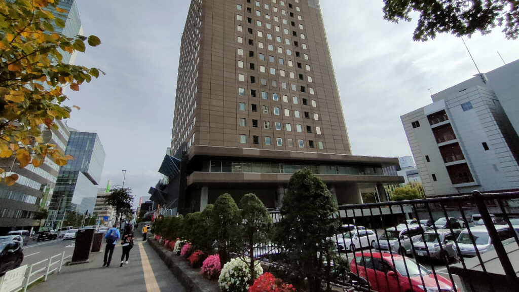 札幌市役所と駐車場
