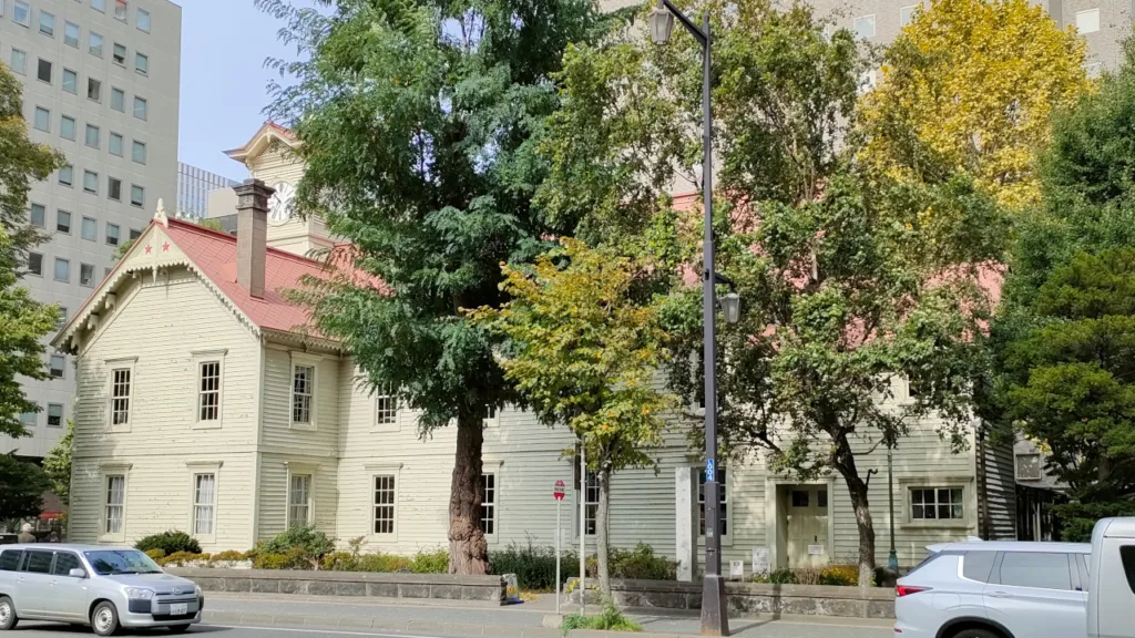 道路を隔てた札幌市役所から見た札幌市時計台