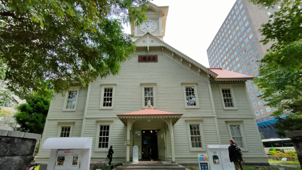 高層ビルに囲まれた札幌市時計台