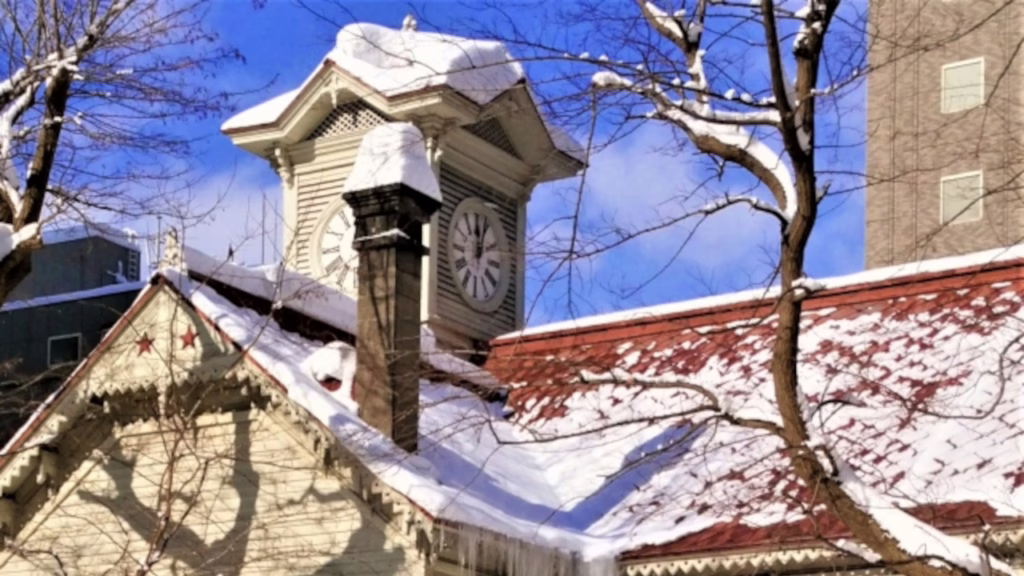 雪をかぶった札幌時計台