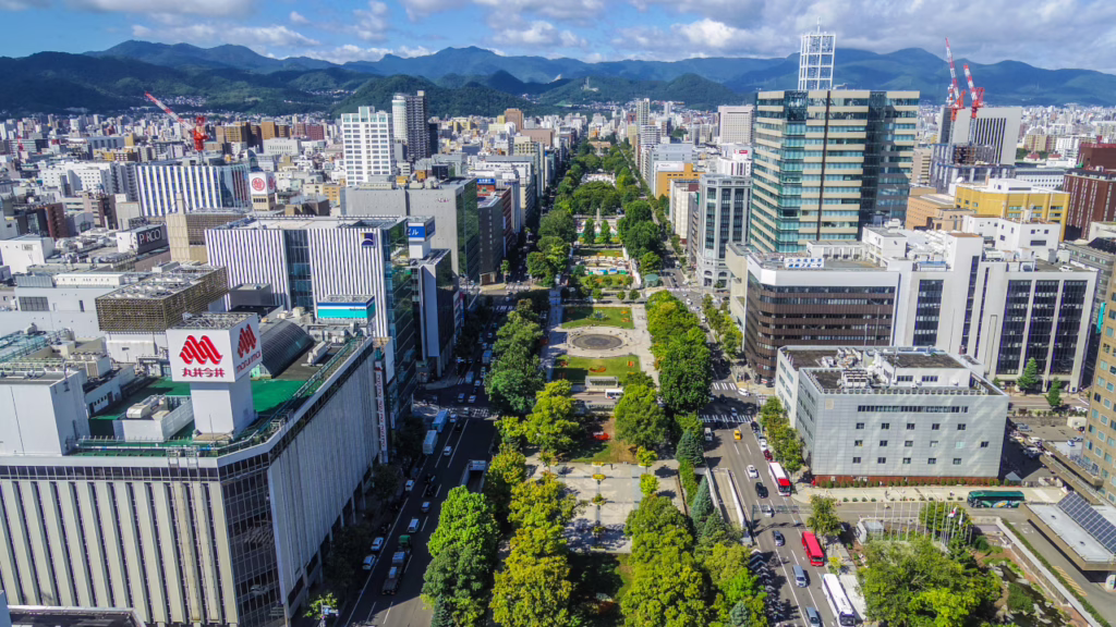 さっぽろテレビ塔西側から見た大通公園と奥に見える大倉山ジャンプ競技場