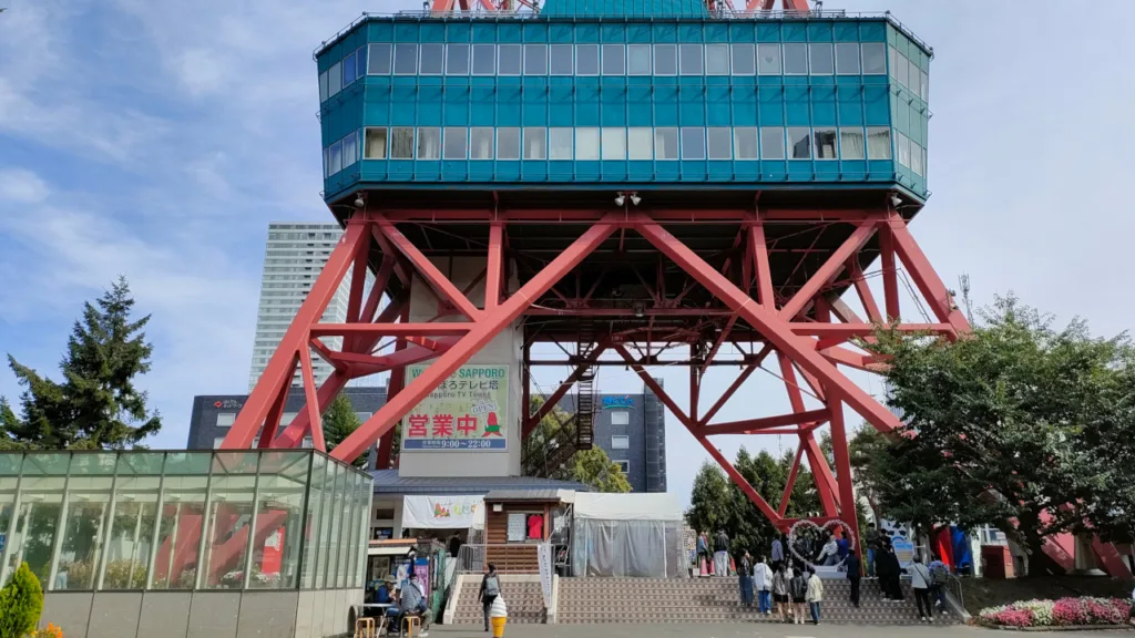 さっぽろテレビ塔の正面から見た真下の広場