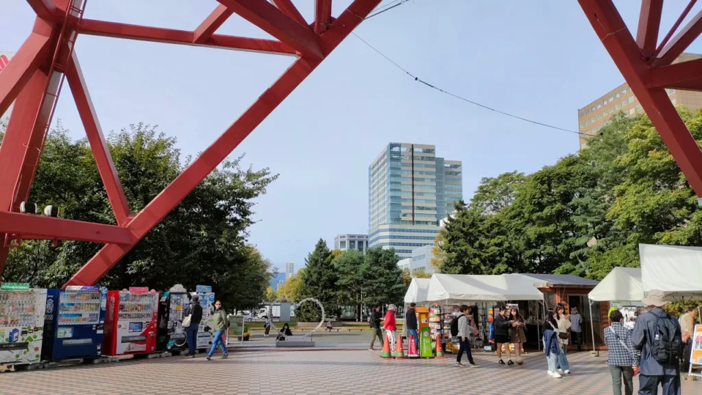 さっぽろテレビ塔の真下の広場と大通公園