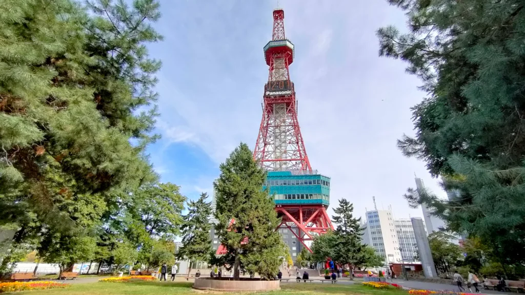 さっぽろテレビ塔と正面の広場
