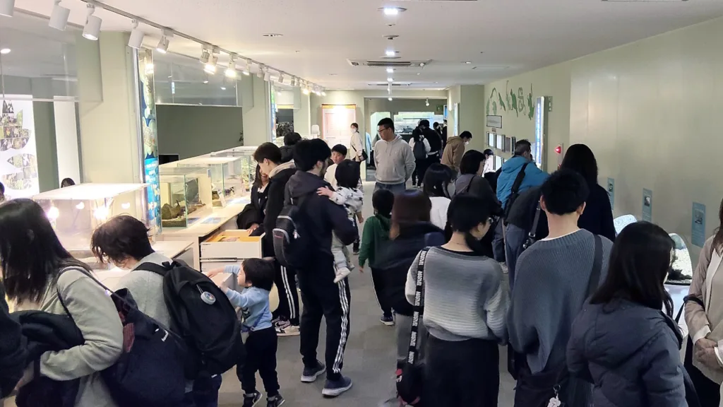 混雑した姫路市立水族館「ひめすい」の新館2階
