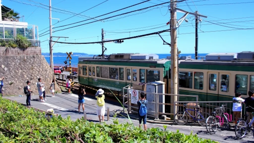 観光客が押し寄せる鎌倉高校前駅の踏切
