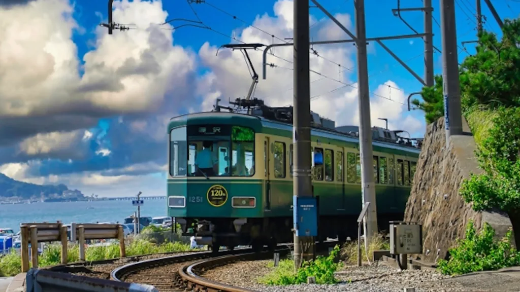 海辺を走る江ノ電