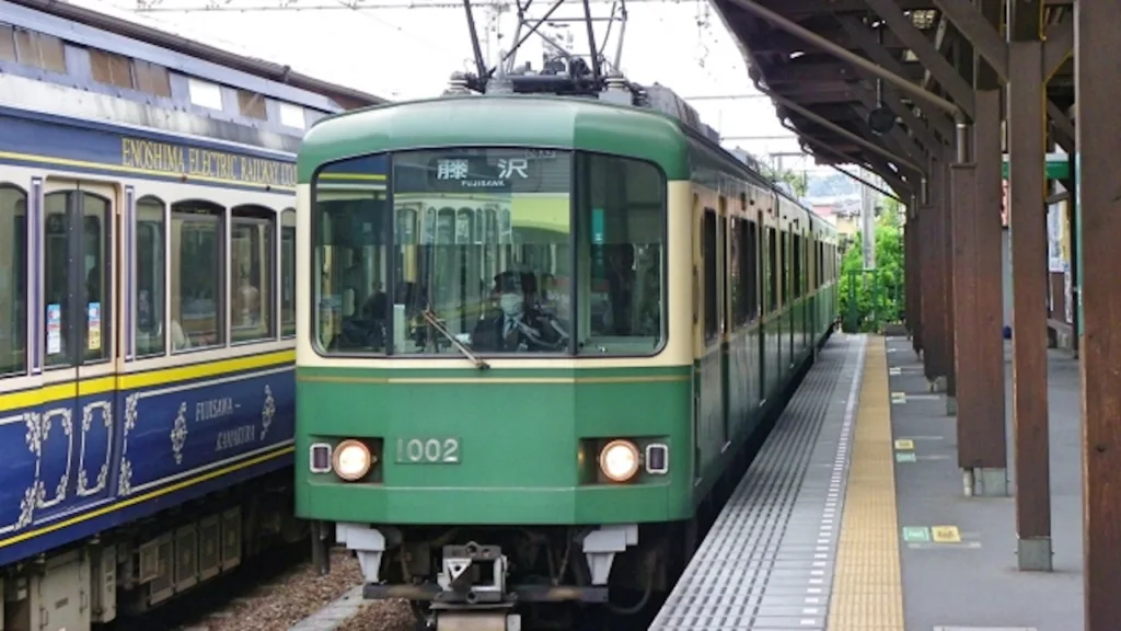 駅に停車している江ノ電の列車