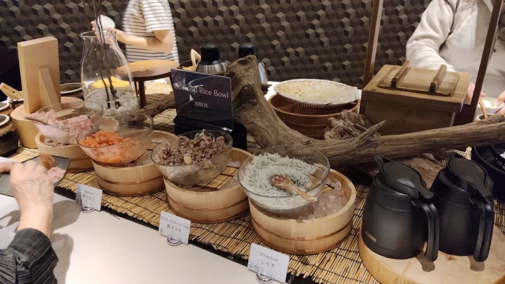 ヒルトン小田原リゾート&スパの朝食会場ブラッセリーフローラの海鮮丼コーナー