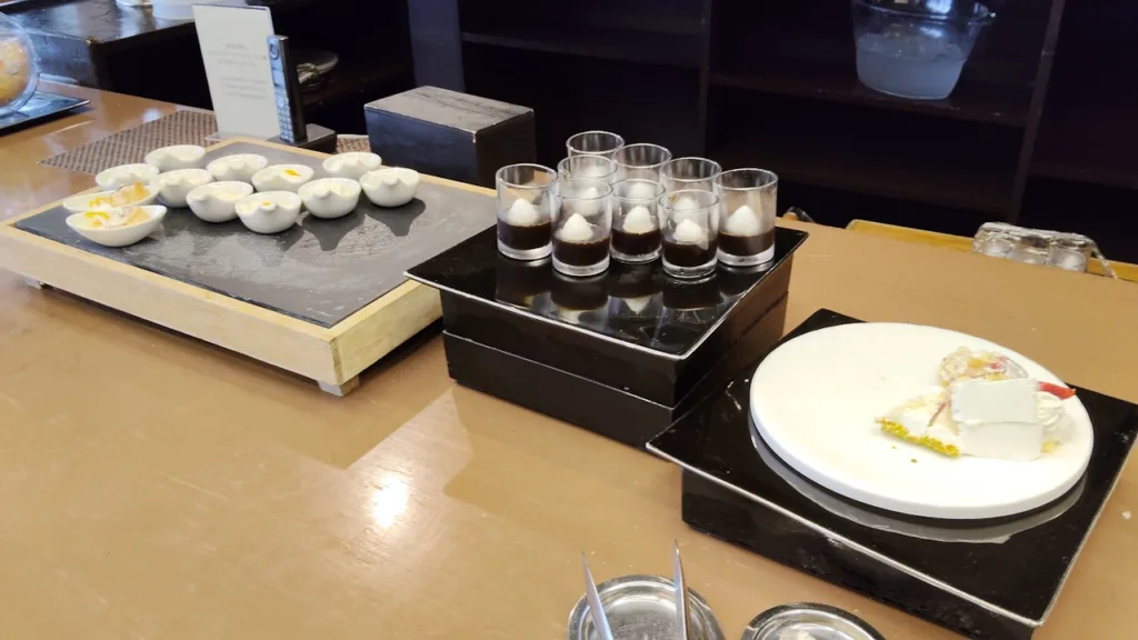 ヒルトン小田原リゾート&スパのOcean Loungeのアフタヌーンティーのショートケーキの切れ端