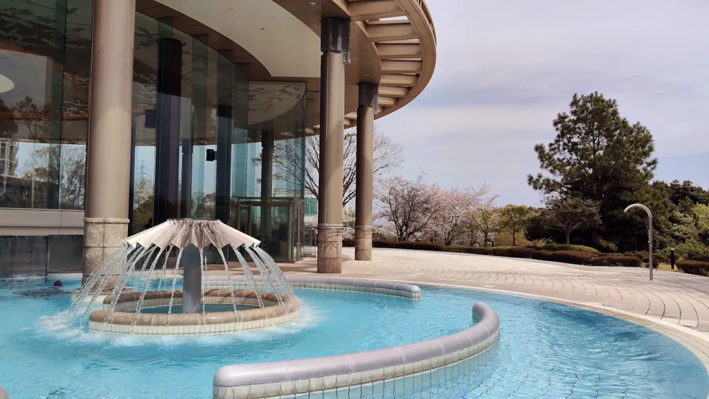 ヒルトン小田原リゾート&スパの屋外プールと桜