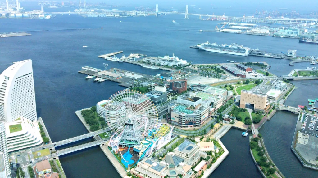 横浜ランドマークタワーから見たベイブリッジやコスモワールド、赤レンガ倉庫のある横浜港周辺の眺め