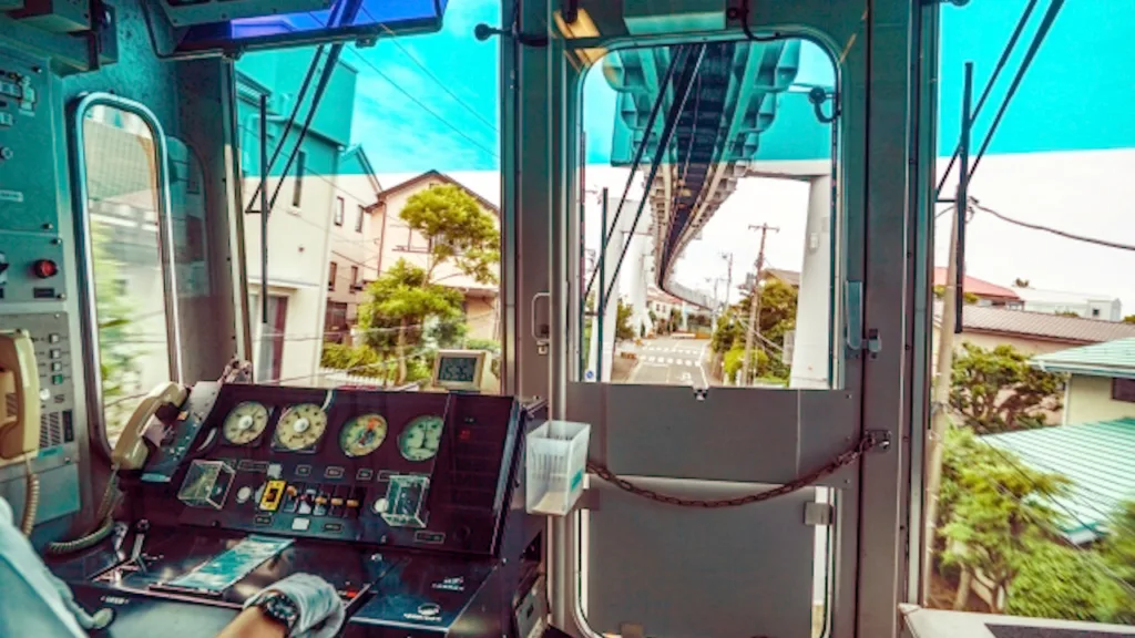 湘南モノレールの運転席と眺め