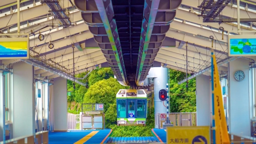 駅に入る湘南モノレール