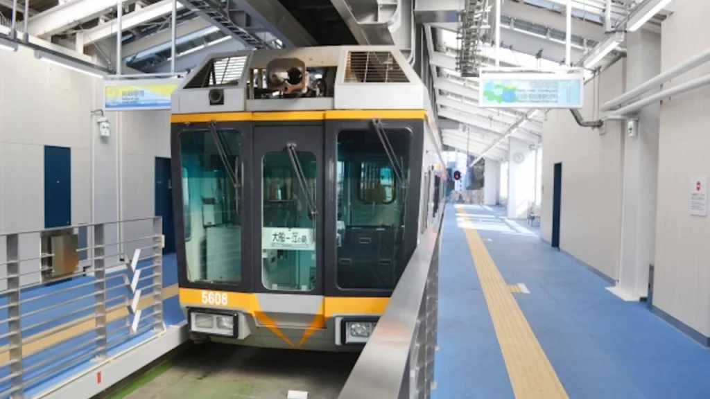 駅に停車している湘南モノレール