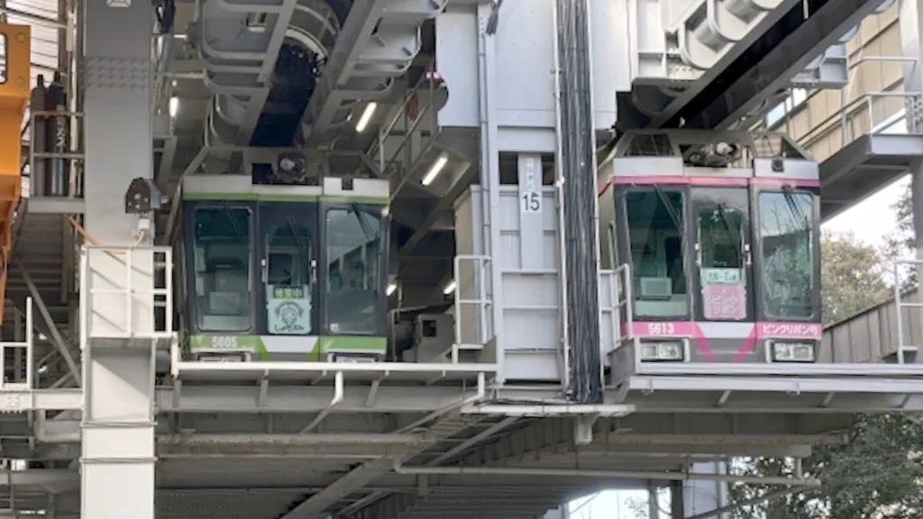 駅に停車している湘南モノレール