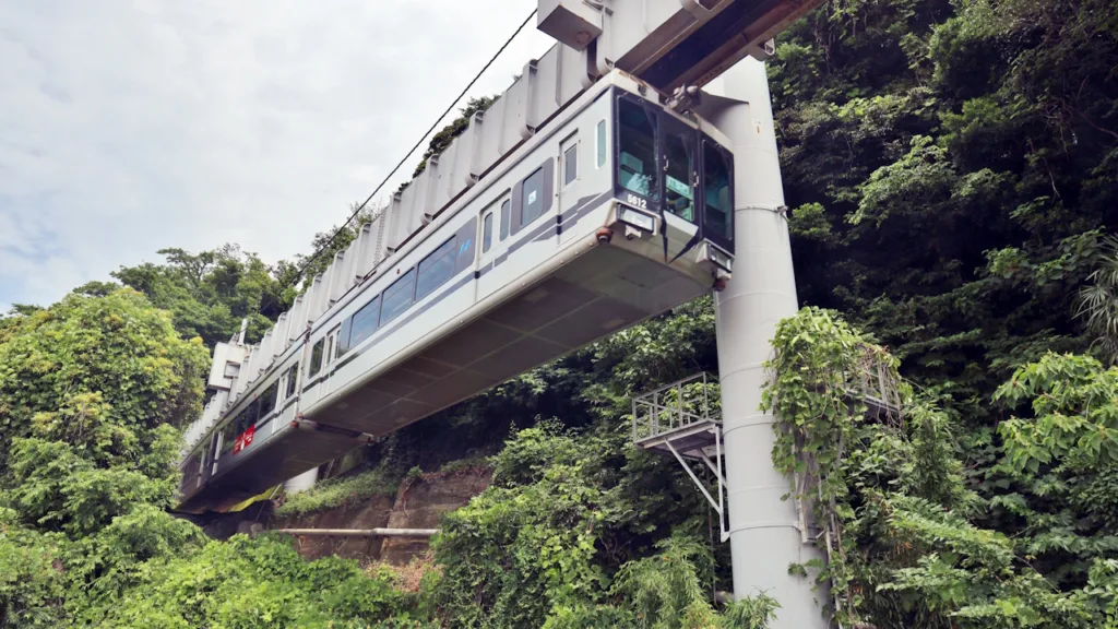 湘南モノレールと片瀬山トンネル