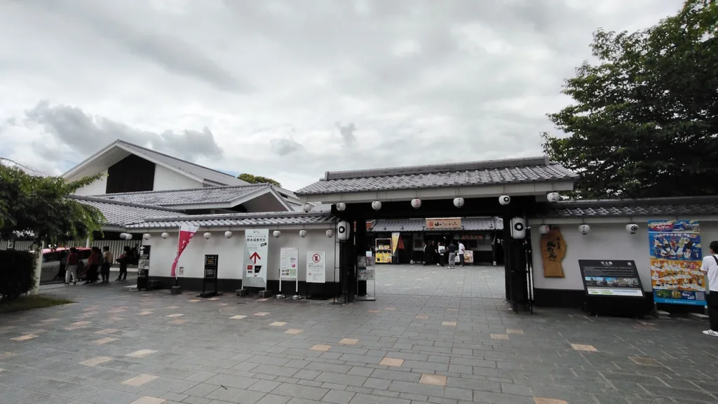 城彩苑の入り口の門