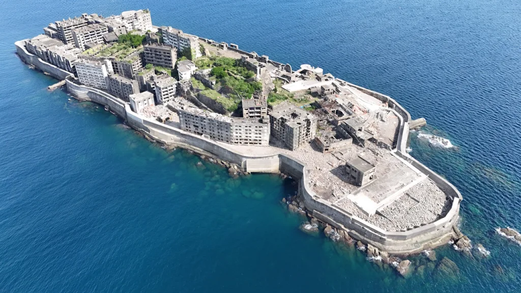 空から見た軍艦島(端島)の全景
