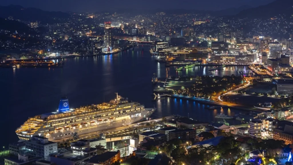 鍋冠山から見たクルーズ船が寄港した長崎港の夜景