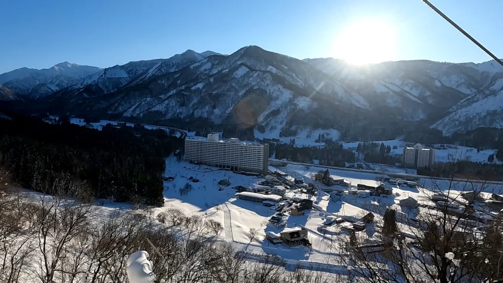 湯沢中里スノーリゾートの第2リフトからエンゼルグランディア越後中里ホテル