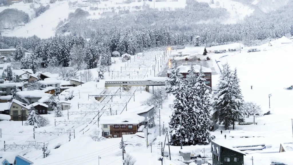 湯沢中里スノーリゾートの正面にある越後中里駅