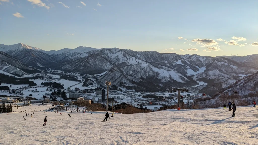 岩原スキー場から眺める湯沢町の街並み