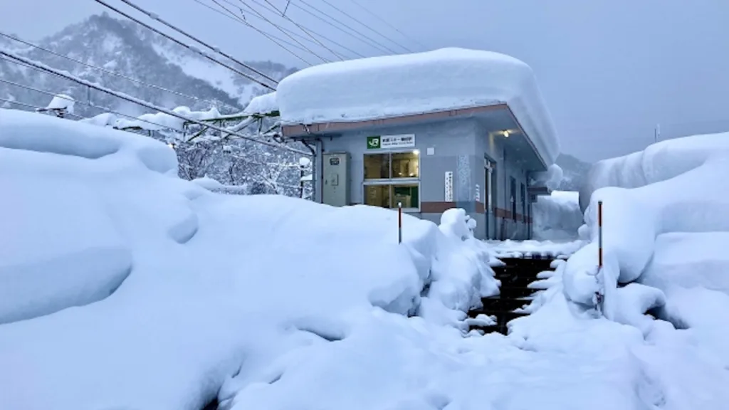 岩原スキー場前の駅舎