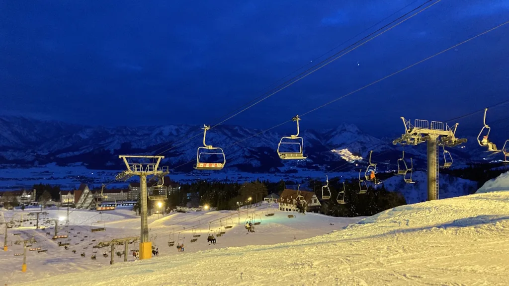 上越国際スキー場でナイター時のリフト