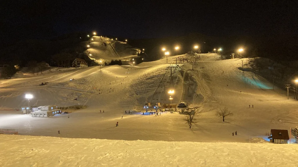 上越国際スキー場のナイターの様子