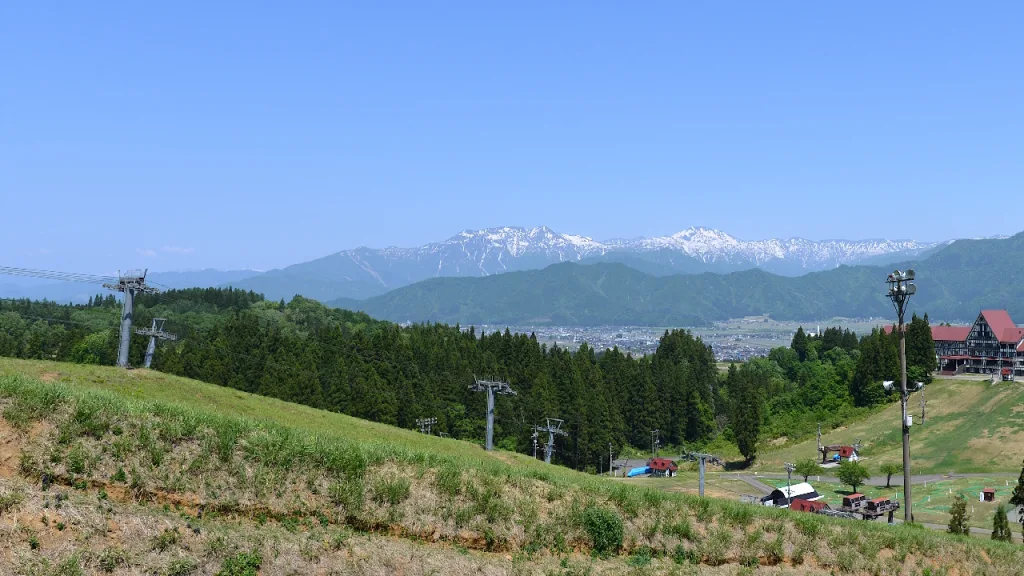 夏の上越国際スキー場とホテルグリーンプラザ上越