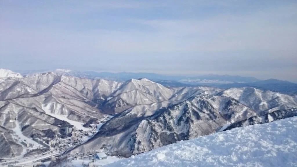 苗場スキー場の山頂付近のゲレンデからの眺め