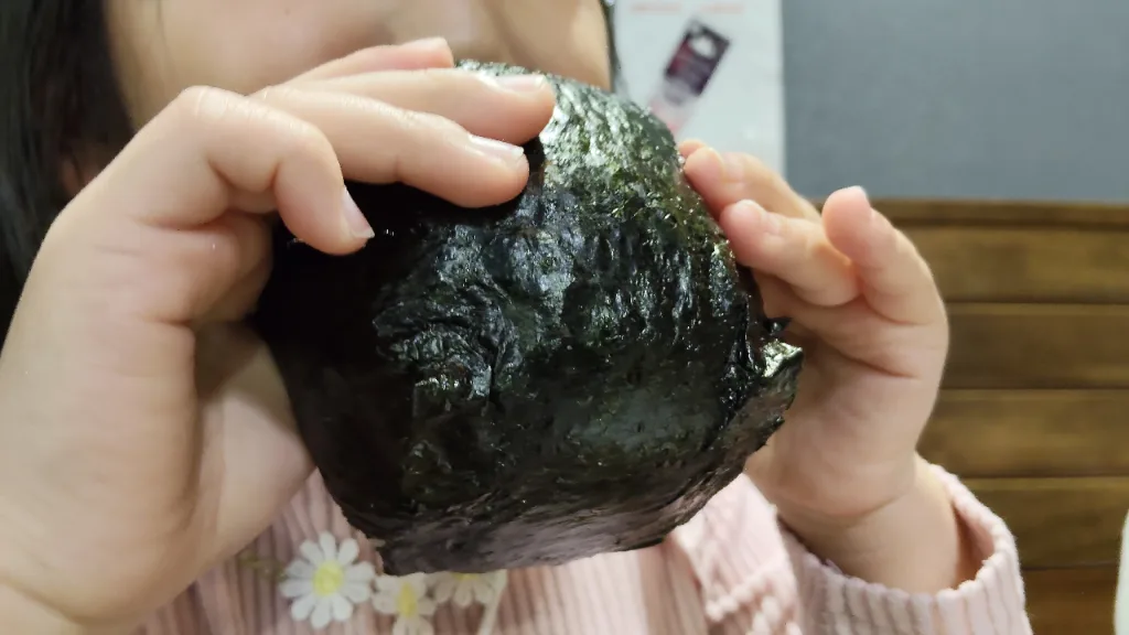 ぽんしゅ館の爆弾おにぎりを食べるところ