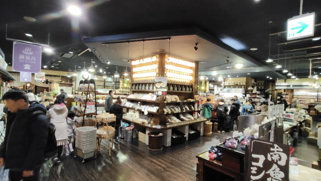 ぽんしゅ館の店内奥側