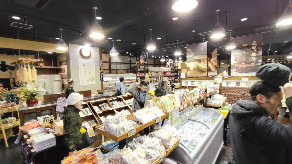 ぽんしゅ館の食品コーナー