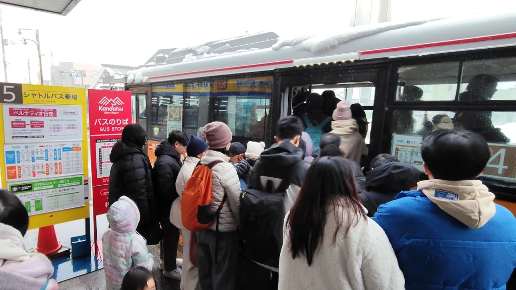4社共通シャトルバスのオレンジラインに越後湯沢駅東口から乗車している乗客