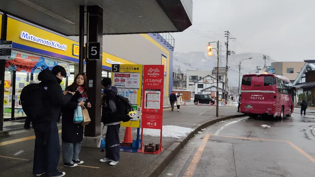 越後湯沢駅東口にある各スキー場へ向かうシャトルバスの乗り場