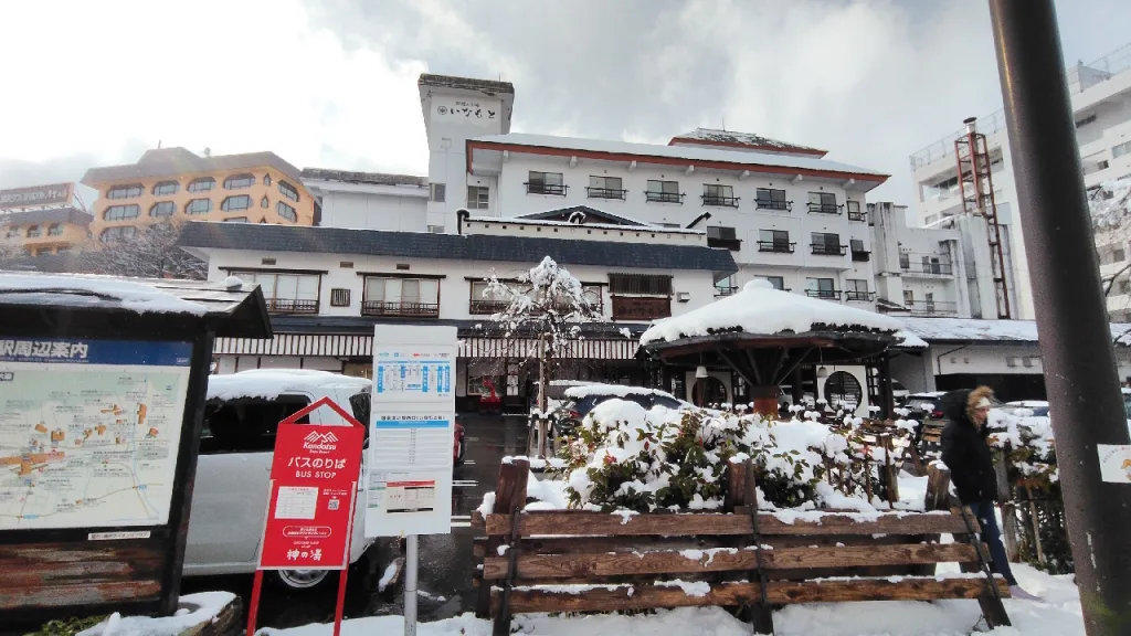 越後湯沢駅西口にある越後の宿いなもと前のバス乗り場