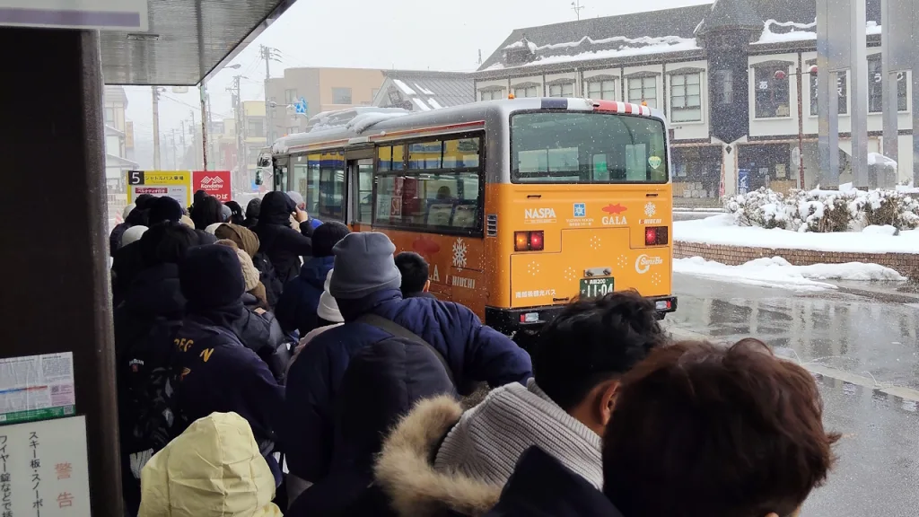 4社共通シャトルバスのオレンジラインに越後湯沢駅東口から乗車しようとする乗客の行列