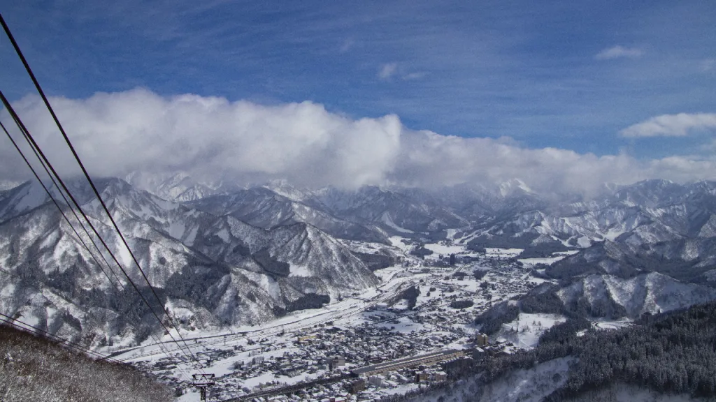 湯沢高原スキー場にある世界最大級のロープウェイからの眺め