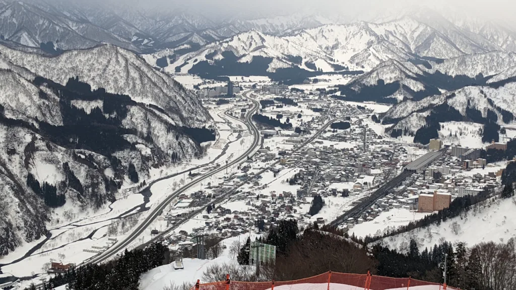 ガーラ湯沢のゲレンデから見た湯沢町の眺め