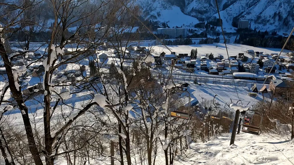 湯沢中里スノーリゾートの第2リフトから見た越後中里駅と湯沢町の眺め