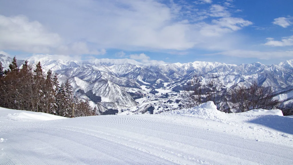 湯沢高原スキー場のコースからの眺め
