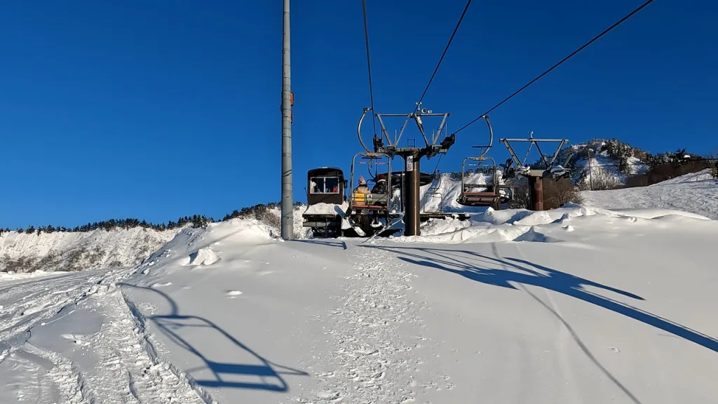湯沢中里スノーリゾートの第2リフト終点の降り場